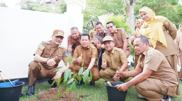 Bupati Hendrajoni Tanam Pohon di Halaman Kantor Bupati Pessel