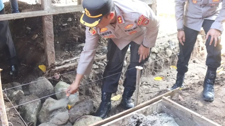 Polres Pasbar Bedah Rumah Nenek Kartini Sambut Bhayangkara ke-80