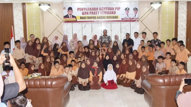 Sebanyak 97 Siswa SD di Pariaman Terima Bantuan PIP dan Sembako dari Andre Rosiade