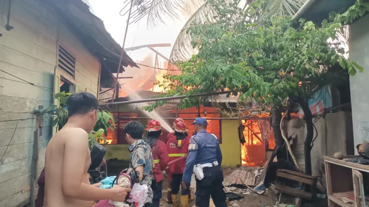 Kebakaran Hebat Landa Permukiman Padat di Padang