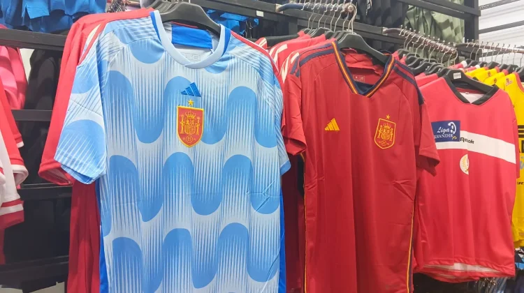Pesta Bola Dongkrak Penjualan Jersey di Toko Atribut Olahraga Padang