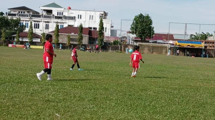 Bermain Bola, Cara Seru Menjaga Kebugaran sejak Dini