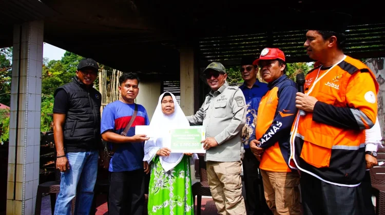 Bupati Eka Putra Serahkan Bantuan Baznas untuk Keluarga Korban Kebakaran