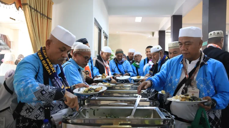 Wali Kota Solok Jamu Jemaah Haji Kloter 09 dengan Masakan Minang di Asrama Haji