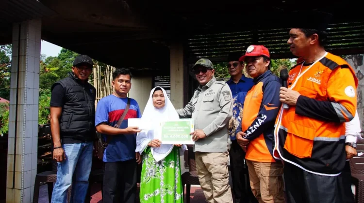 Bupati Tanah Datar Serahkan Bantuan untuk Korban Kebakaran di Lintau Buo Utara
