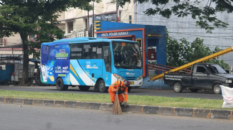 DLH Padang Tingkatkan Pelayanan Kebersihan Penyapuan Jalan