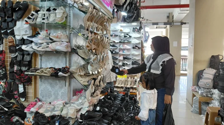 Pasar Raya Fase VII Pilihan Warga Berburu Perlengkapan Sekolah