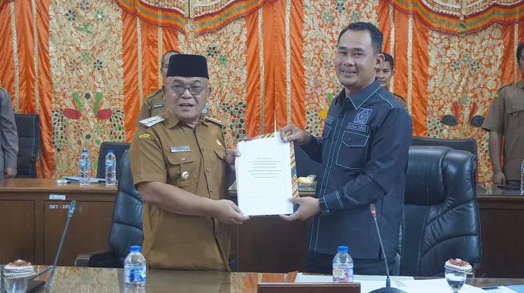 Pendapatan Daerah Pasbar 2025 Capai 99,99 Persen, Bupati Sampaikan Ranperda APBD