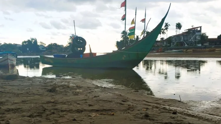 Endapan Lumpur di Muara Ulak Karang Hambat Aktivitas Nelayan