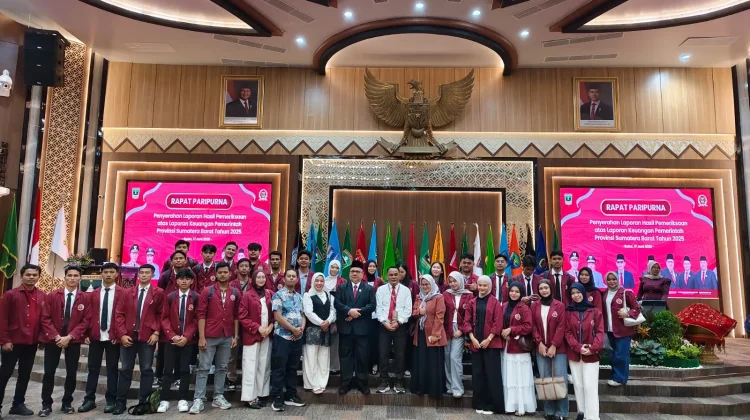 Studi Lapangan ke DPRD Sumbar, Mahasiswa Fisipol Ekasakti Ikuti Paripurna