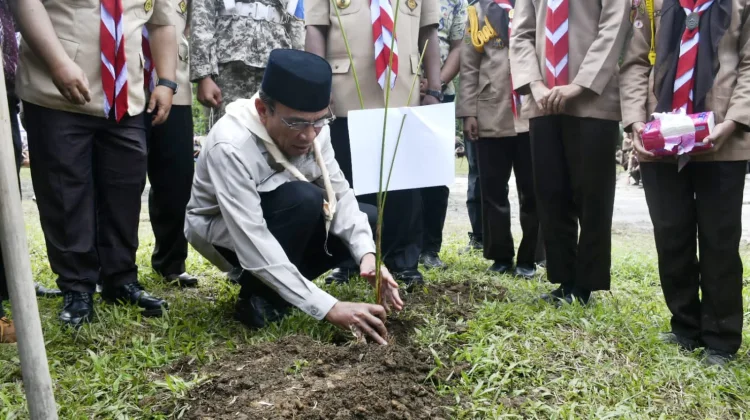 Seribu Pohon Ditanam Dibekas Kawasan Banjir Bandang di Padang
