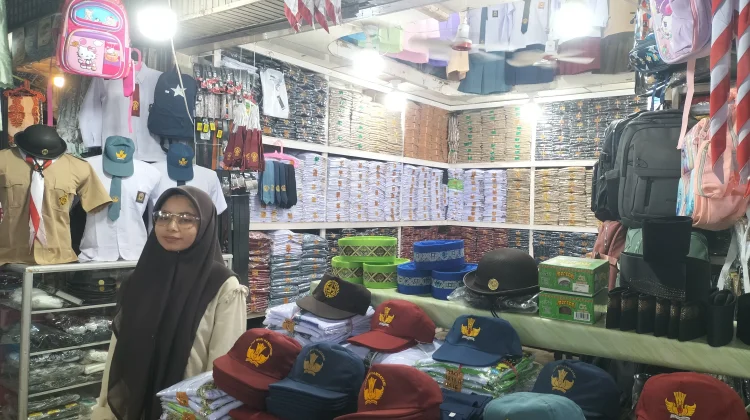 Libur Sekolah Tiba, Penjualan Seragam Belum Terlihat di Pasar Raya Padang