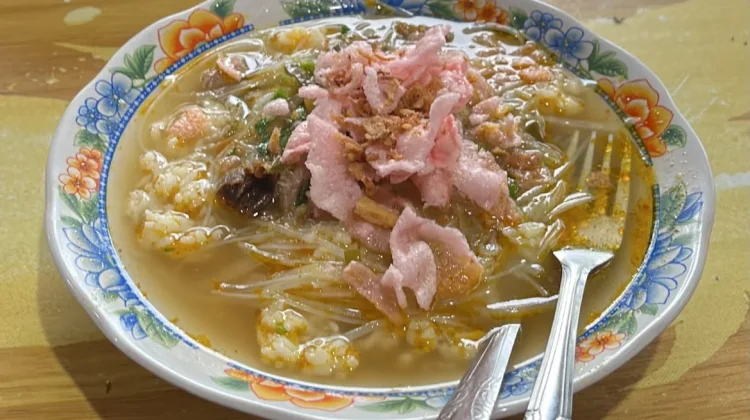 Kuliner Soto Padang dengan Kuah Kaldu Bening