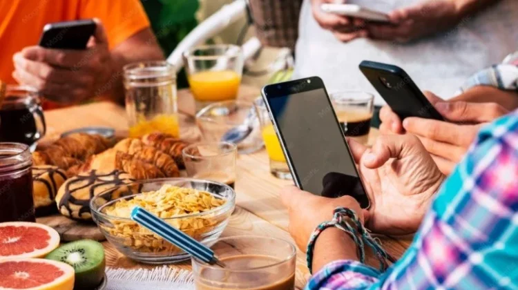 Cegah Kebiasaan Screen Time saat Makan