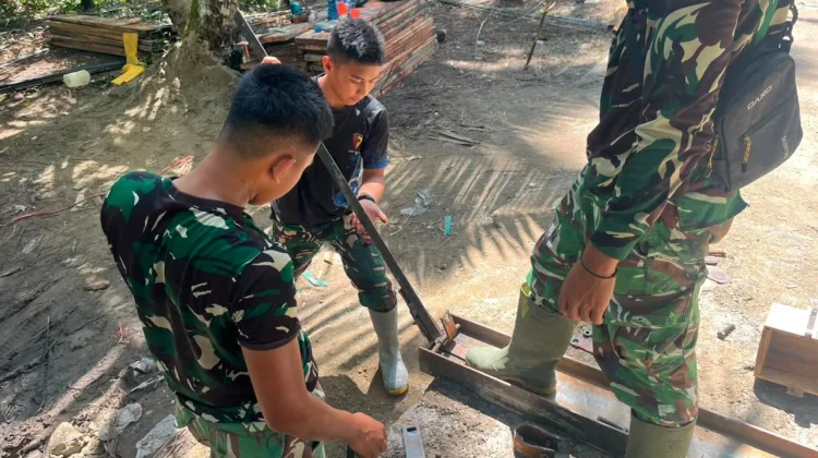 TNI dan Warga Gotong Royong Merajut Jembatan Gantung Berioulou, Mentawai