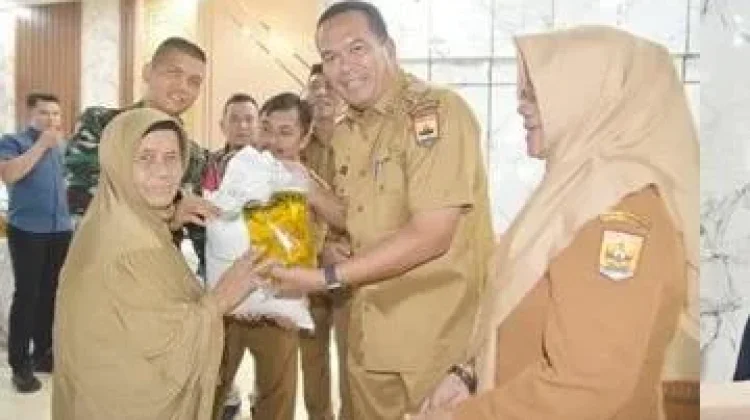 Wako Yota Balad Serahkan Bantuan Pangan Pemerintah Pusat untuk KPM