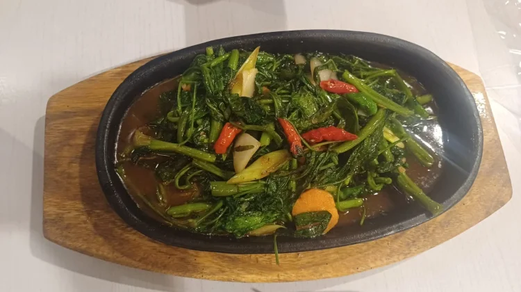 Menikmati Renyahnya Cah Kangkung Terasi Hotplate