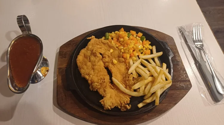 Menggoyang Lidah dengan Crispy Chicken Steak Hot Plate