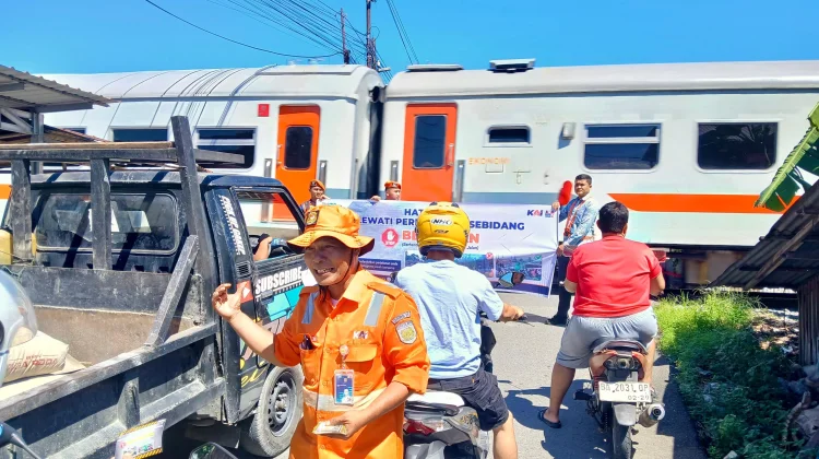 Libur Sekolah, KAI Sumbar Pasang Imbauan di Perlintasan