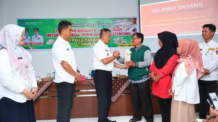 Pemko Payakumbuh Salurkan 6.000 Baglog Jamur Tiram untuk Cegah Stunting