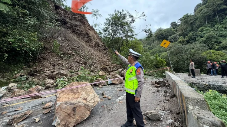 Jalur Padang–Bukittinggi Longsor di Lembah Anai