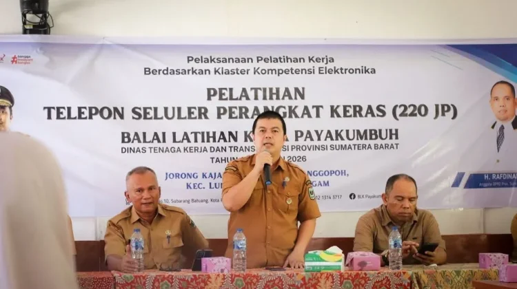 Disnakertrans Sumbar Bekali Pencari Kerja dengan Pelatihan Perbaikan Ponsel