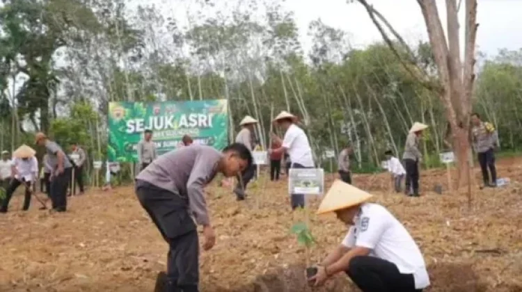 Bupati Sijunjung Bersama Polri Tanam 1.000 Pohon di Lahan Bekas Tambang