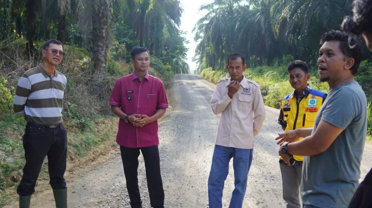 Pemkab Dharmasraya dan PT Bina Bangun Jalan Hotmix di Timpeh