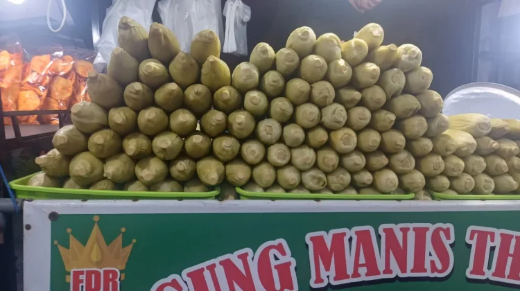 Nikmatnya Santap Jagung Rebus Manis saat Hujan