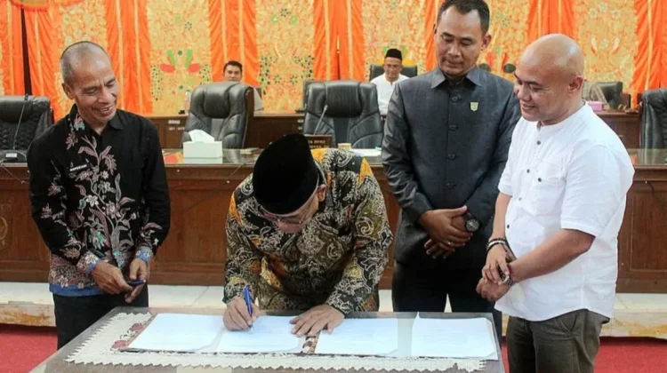 DPRD Sahkan APBD 2025, Bupati Pasbar Pacu Belanja dan PAD