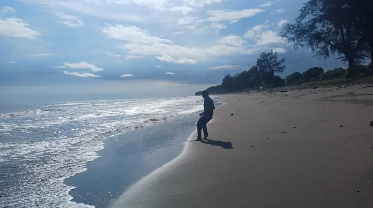 Alasan Bermain di Pantai Sepi Jauh Menyenangkan
