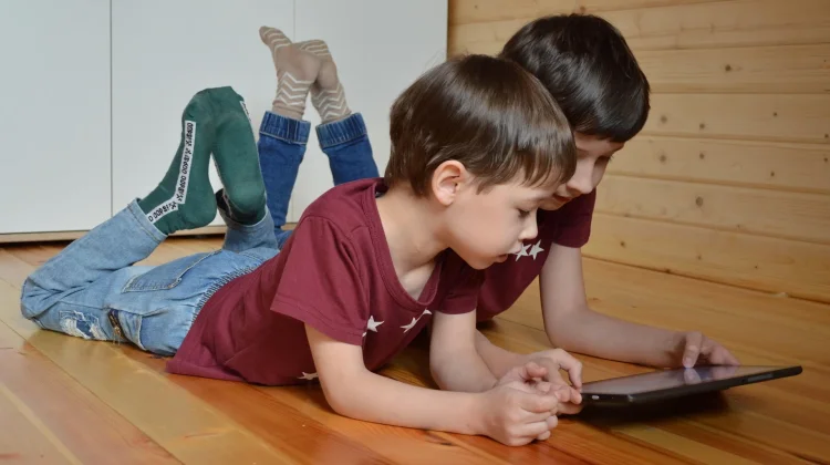 Cara Jitu Membatasi Anak Main Gadget Selama Liburan