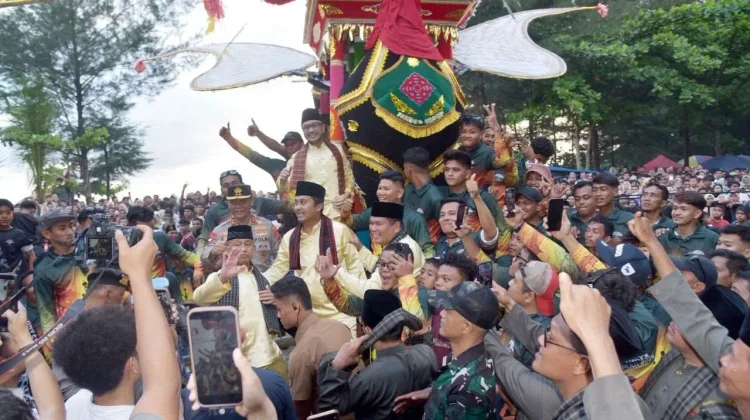 Wamen Kebudayaan Hadiri Puncak Pesona Budaya Hoyak Tabuik Piaman