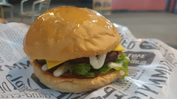 Menikmati Burger Kaki Lima, Kelezatan Lokal Ramah Kantong