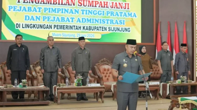 Bupati Sijunjung Lantik 22 Pejabat untuk Perkuat Kinerja Organisasi