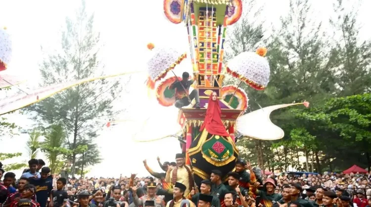 Wabup Agam Hadiri Puncak Pesona Budaya Hoyak Tabuik Piaman