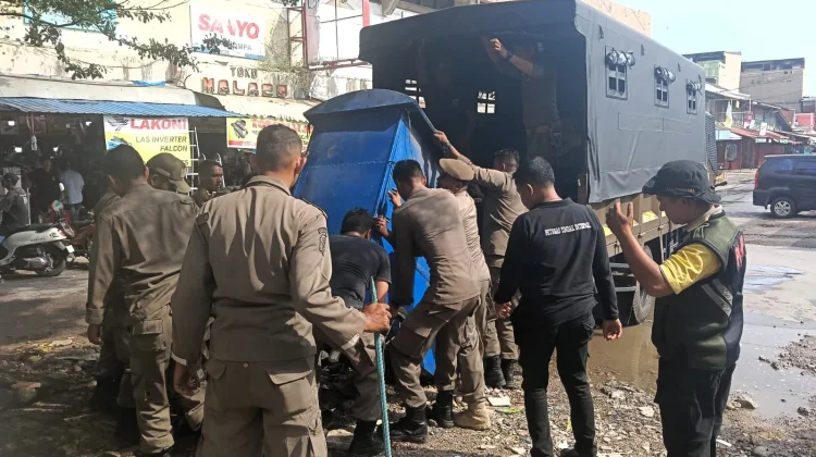 Satpol PP Padang Tertibkan Lapak PKL untuk Dukung Revitalisasi Pasar Raya