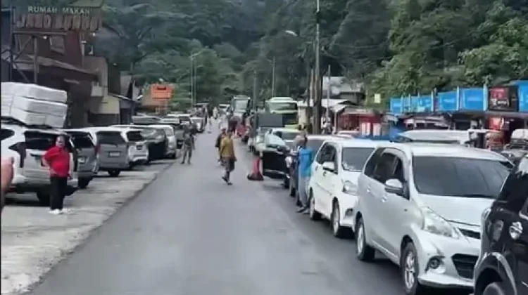 Lalu Lintas Lembah Anai Diberlakukan Buka Tutup imbas Perbaikan Ruas Jalan