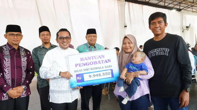 Bupati Tanah Datar Salurkan Bansos Rp245,3 Juta untuk 47 Pasien