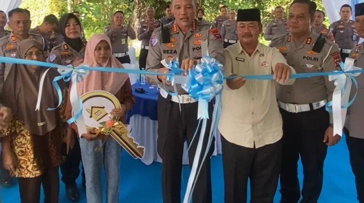 Polda Sumbar Serahkan Rumah Baru untuk Warga Kurang Mampu di Padang