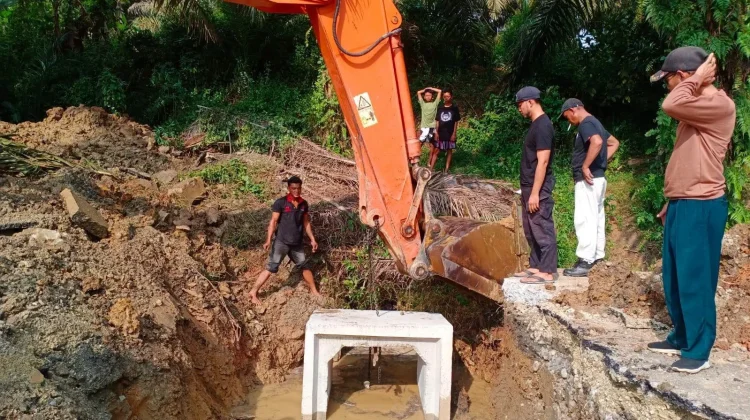 Pemkab Dharmasraya Gerak Cepat Tangani Gorong-Gorong Putus di Simalidu