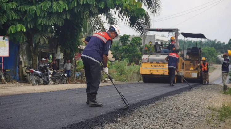 Jalan Poros Koto Gadang Dharmasraya Mulai Diaspal
