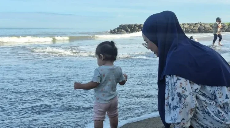 Manfaat Bermain di Pantai bagi Tumbuh Kembang Bayi