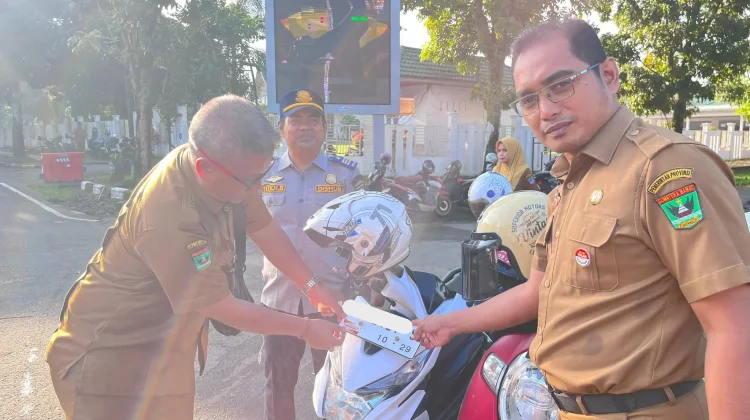 Kendaraan ASN Pasaman Barat yang Tunggak Pajak Dipasang Stiker