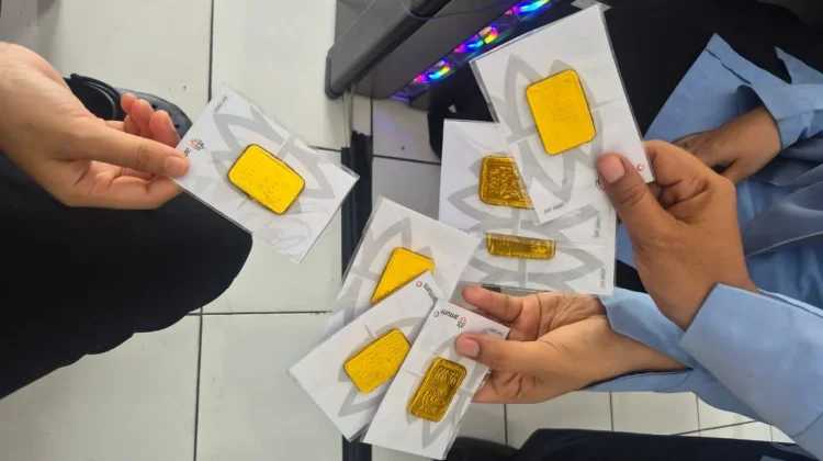 Camilan Cokelat Berbentuk Emas, Manis dengan Tampilan Mewah