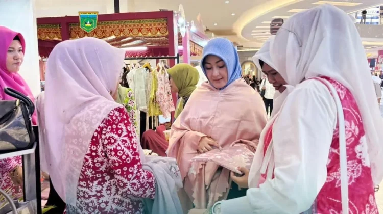 Stand Dekranasda Padang Panjang Padat Pengunjung di HUT Dekranas ke-46 Makassar