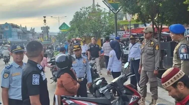 Dishub Solok Tertibkan Parkir Liar di Depan Pasar Modern