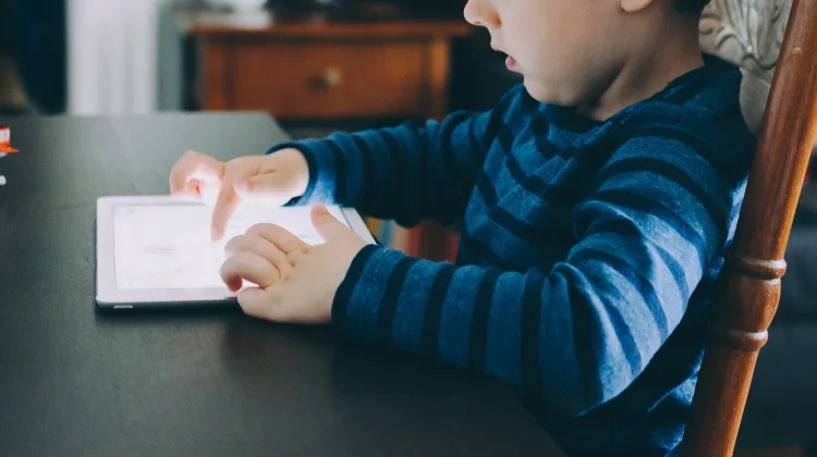 Mengawasi Penggunaan Media Sosial Kunci Cegah Risiko di Ruang Digital pada Anak