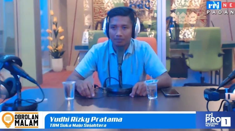 Geliat Budaya Literasi Buku dan Adat di Bawah Jembatan Pantai Purus Padang