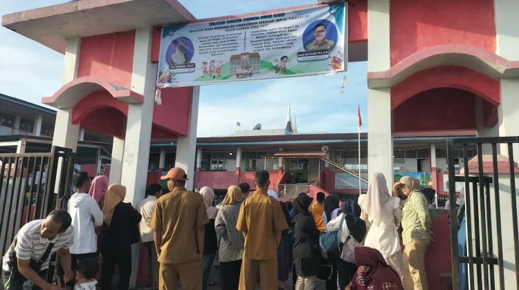 Hari Pertama Sekolah Disambut Antusias Ayah & Anak di Komplek SDN Tan Malaka Padang